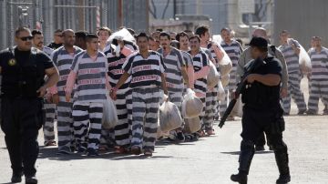 Una de las medidas más controversiales que adoptó fue obligar a los presos a vestir uniformes a rayas.