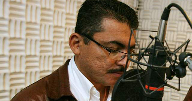 El periodista Alfredo Villatoro habla en su programa de la emisora HRN.