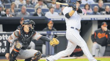 Eric Chávez, de los Yankees, conecta jonrón de dos carreras en juego contra los Orioles de Baltimore el pasado 30 de abril.
