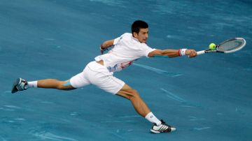 Novak Djokovic apenas alcanza un tiro de su compatriota Janko Tipsarevic, quien ayer le venció en sets corridos sobre la arena azul de la Caja Mágica de Madrid.