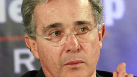 Alvaro Uribe, (izquierda), y Salvatore Mancuso en serias acusaciones.