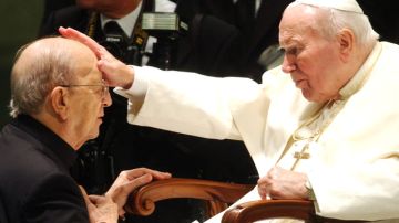 El fundador de los Legionarios De Cristo, Marcial Maciel, recibe la bendición del Papa Juan Pablo II durante una audiencia especial en 2004.