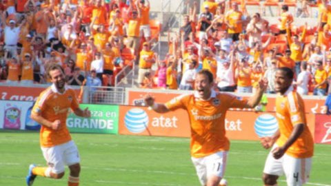 Brad Davis anotó el primer gol de la historia del estadio BBVA Compass, con el que el Houston Dynamo ganó en el partido inaugural de su nueva casa.