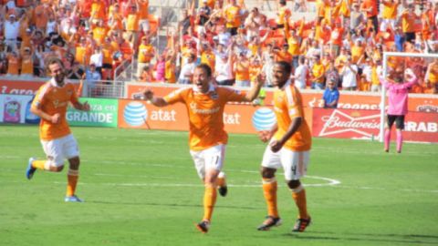 Brad Davis anotó el primer gol de la historia del estadio BBVA Compass, con el que el Houston Dynamo ganó en el partido inaugural de su nueva casa.
