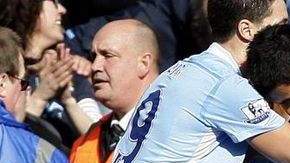 Tras el gol de la victoria, Agüero, sin camisa, celebra junto a sus pares y la fanaticada.