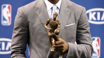 LeBron James con su trofeo al 'Jugador Más Valioso' de la temporada 2011-2012.