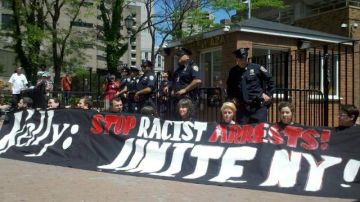 En la marcha contra el racismo de las detenciones de los agentes, llamada 'Stop & Frisk', un grupo de jóvenes blancos bloquearon la entrada de la sede policial en Manhattan que los arrestaran, sin embargo esto no ocurrió.