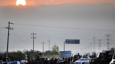 Triste amanecer en México. Autoridades cerraron el paso mientras recogen los cuerpos y buscan pistas que conduzcan al hallazgo de los culpables.