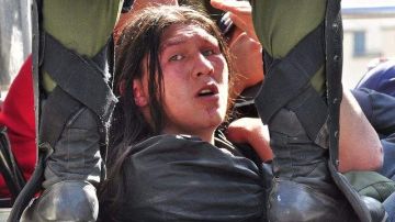 Un universitario es detenido por la policía boliviana durante una protesta en Cochabamba y los reclamos al gobierno por parte de grupos sindicales.