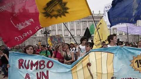 Marcha de los 'indignados' en Madrid, ayer, pese a habérseles negado estar después de las 22:00 horas.