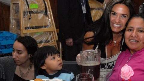Penélope Menchaca, conductora del programa '12 Corazónes' de Telemundo, juntoa a Sandra Calel y su hijo Dennis, durante un almuerzo a madres y sus hijos.
