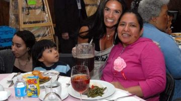 Penélope Menchaca, conductora del programa '12 Corazónes' de Telemundo, juntoa a Sandra Calel y su hijo Dennis, durante un almuerzo a madres y sus hijos.