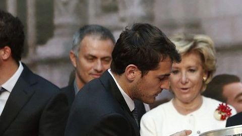 El guardameta y capitán del Real Madrid, Iker Casillas, y el defensa Sergio Ramos (d), en presencia de la presidenta regional Esperanza Aguirre, con el trofeo de ganadores de la Liga 2011-12.