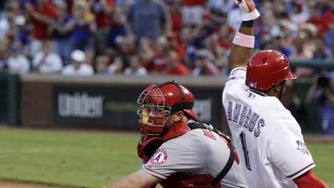 Bobby Wilson (izq.) trata de poner out a Elvis Andrus que se barre.