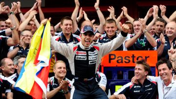 El venezolano Pastor Maldonado festeja en grande con todo su equipo la gran victoria que logró ayer en el Gran Premio de España.