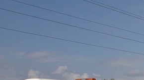 La Policía Federal, junto a camionetas con el personal forense, se dirigen a la escena de los hechos.