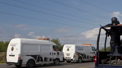 La Policía Federal, junto a camionetas con el personal forense, se dirigen a la escena de los hechos.