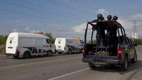 La Policía Federal, junto a camionetas con el personal forense, se dirigen a la escena de los hechos.