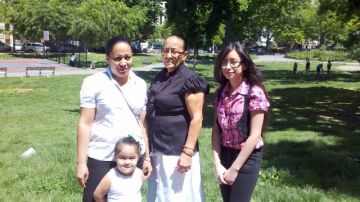 Rita Martínez, la abuela de la familia, junto a su hija Vielka Paulino, y sus nietas Esther, de 12 años y Estherlyn Gómez, de 2.