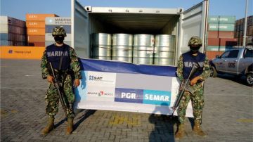 Soldados de la Armada mexicana durante la presentación del decomiso de un cargamento procedente de China con 136 toneladas de precursores químicos.