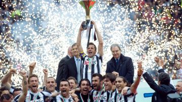 Alessandro Del Piero, quien deja a la 'Juve' tras 19 campeonatos y 703 partidos, se despide de los aficionados alzando la Copa de campeón.