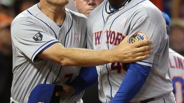 Un coach (izq.) y el piloto Terry Collins, de los Mets, calman a Frank Francisco, cuando discutía con el árbitro, en el juego que cayó Nueva York 8-4 ayer, en Miami.