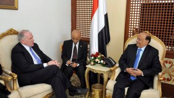 El presidente de Yemen, Abdo Rabbo Mansour Hadi (d), durante su reunión con el jefe de la lucha antiterrorista en la Casa Blanca, John Brennan  en Saná, Yemen.