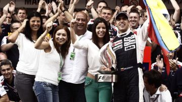 El piloto venezolano de Williams Pastor Maldonado (der.) celebra el triunfo en el Gran Premio de España junto a su familia y el equipo de la escudería.