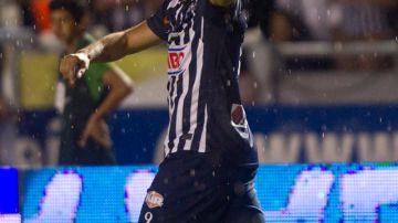 El artillero mexicano Aldo de Nigris celebra el segundo gol del triunfo de Monterrey sobre el América 2-0.