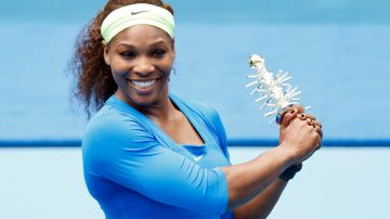 La estadounidense Serena Williams posa con su trofeo ganado ayer en el Masters de Madrid, tras vencer a la bielorrusa Victoria Azarenka 6-1 y 6-3.