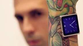 Dave Hurban muestra en un video el iPod que lleva en su brazo.