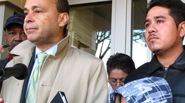 El legislador Gutiérrez (izquierda) acompaña a Sánchez (derecha).