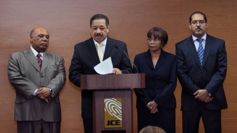 El presidente de la JCE, Roberto Rosario Márquez, segundo de izquierda a derecha, flanqueado por los jueces César Feliz Feliz, Rosario Graciano de los Santos y José Angel Aquino Rodríguez.