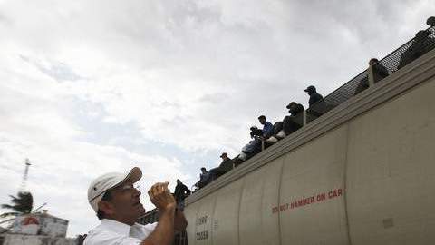 El cura Solalinde habla con inmigrantes centroamericanos que viajan de polizón en el tren llamado 'La Bestia'.