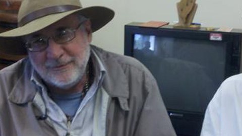 El senador de San Francisco, Leland Yee invita al poeta mexicano Javier Sicilia para reconocer su esfuerzo contra la violencia en México.