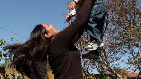 Adela Mares sufre de lupus. Su hijo Kenny nació prematuramente tras un embarazo complicado.