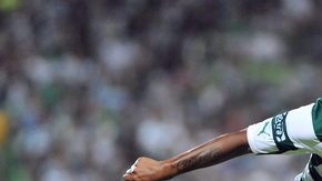 El argentino Emanuel Ludueña (izq.) es el generador de ideas de Santos Laguna.