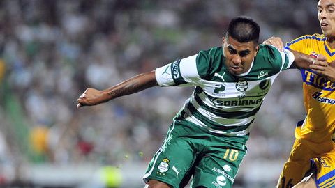 El argentino Emanuel Ludueña (izq.) es el generador de ideas de Santos Laguna.