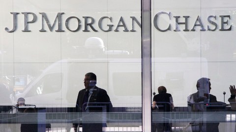 Un grupo de personas aparece en la sede del JPMorgan Chase en Nueva York.