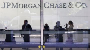 Un grupo de personas aparece en la sede del JPMorgan Chase en Nueva York.