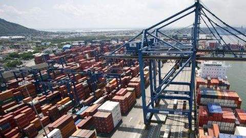 Actividad portuaria en la Sociedad Portuaria de Cartagena de Indias, norte de Colombia.