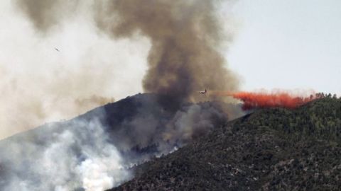 El fuego en Crown King comenzó en terreno privado el domingo y creció unas 4.5 millas cuadradas, destruyó dos edificios y un ‘trailer’.