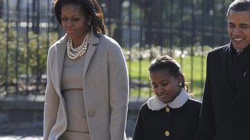 El presidente Barack Obama la primera dama Michelle  (izda) y sus hijas Malia (dcha) y Sasha.