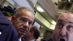 El especialista de mercado, Peter Giacchi (centro), reacciona a la pérdida de $2 mil millones del banco el pasado viernes.