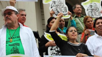 Varios latinos sostienen pancartas y gritan consignas  durante una protesta en la que organizaciones comunitarias y de derechos civiles, políticos e inmigrantes repudiaron la reactivación del programa Comunidades Seguras en Nueva York.