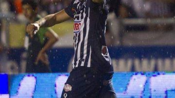 El artillero mexicano Aldo de Nigris celebra el segundo gol del triunfo de Monterrey sobre el América 2-0.