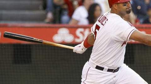 Albert Pujols descarga un imparable productor en el qunto inning.