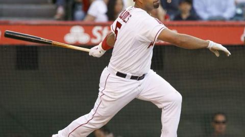 Albert Pujols descarga un imparable productor en el qunto inning.