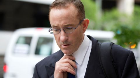 Brian McNamee sale ayer muy meditabundo ayer del tribunal federal.