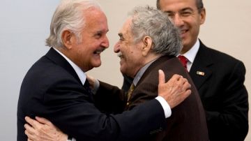 Es saludado por Gabriel García Márquez en noviembre del 2008.